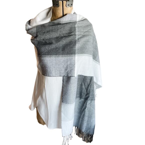 Express white gray buffalo plaid long scarf wrap 11 x 64" - Picture 3 of 7